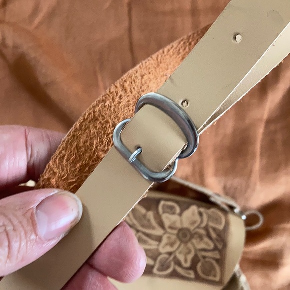 Leather tooled bohemian saddle bag - Picture 4 of 9